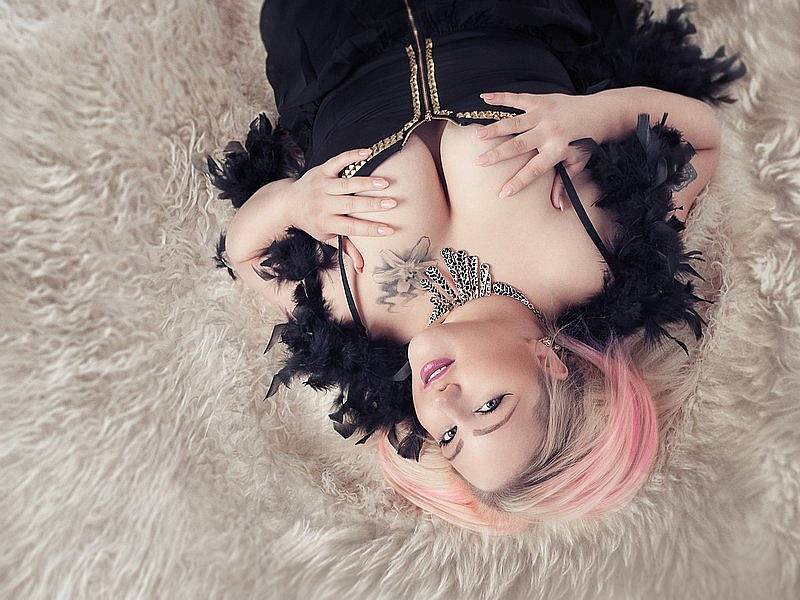 busty-diamond-012